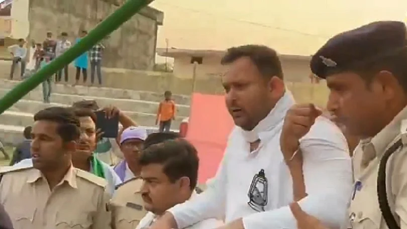 चुनाव प्रचार के दौरान तेजस्वी के पैर में आई मोच, कार्यकर्ताओं ने सहारा देकर मंच से उतारा