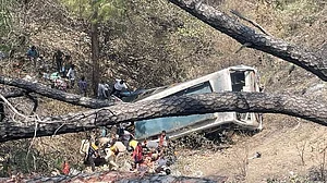 J&K: अखनूर में बड़ा हादसा, UP के हाथरस से तीर्थयात्रियों को लेकर आ रही बस 150 फीट गहरी खाई में गिरी, 21 की मौत