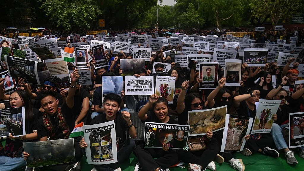 मणिपुर में हिंसा के खिलाफ बीते सप्ताह दिल्ली में प्रदर्शन करते मणिपुर के कुकी-जो समुदाय के लोग (फोटो - Getty Images)