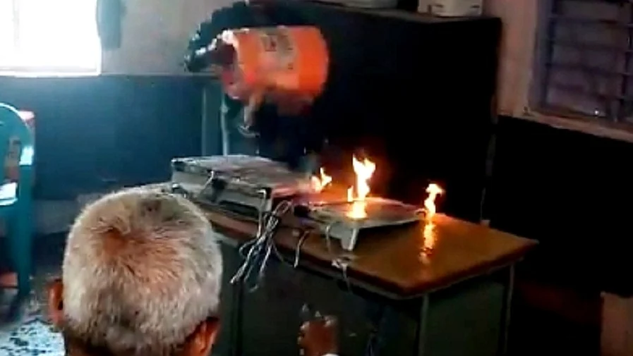 महाराष्ट्र के सोलापुर में पोलिंग बूथ पर शख्स ने 3 EVM को लगाई आग, मचा हड़कंप