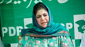 लोकसभा चुनाव: अनंतनाग-राजौरी सीट पर वोटिंग के बीच महबूबा मुफ्ती धरने पर बैठीं, लगाए गंभीर आरोप