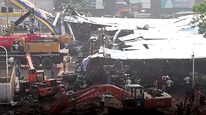 मुंबई होर्डिंग हादसा: 21 घंटे बाद भी तलाश और बचाव अभियान जारी, अब तक 14 लोगों ने गंवाई जान