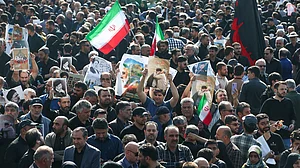 दुनियाः ईरान में रईसी की अंतिम यात्रा में उमड़ा जनसैलाब और अमेरिका में हादसे में भारतीय मूल के तीन छात्रों की मौत