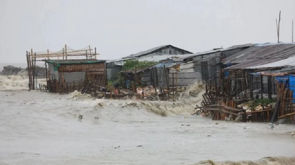 बांग्लादेश में चक्रवात रेमल ने मचाई भारी तबाही, तटीय जिलों में 7 लोगों की मौत, दो लापता