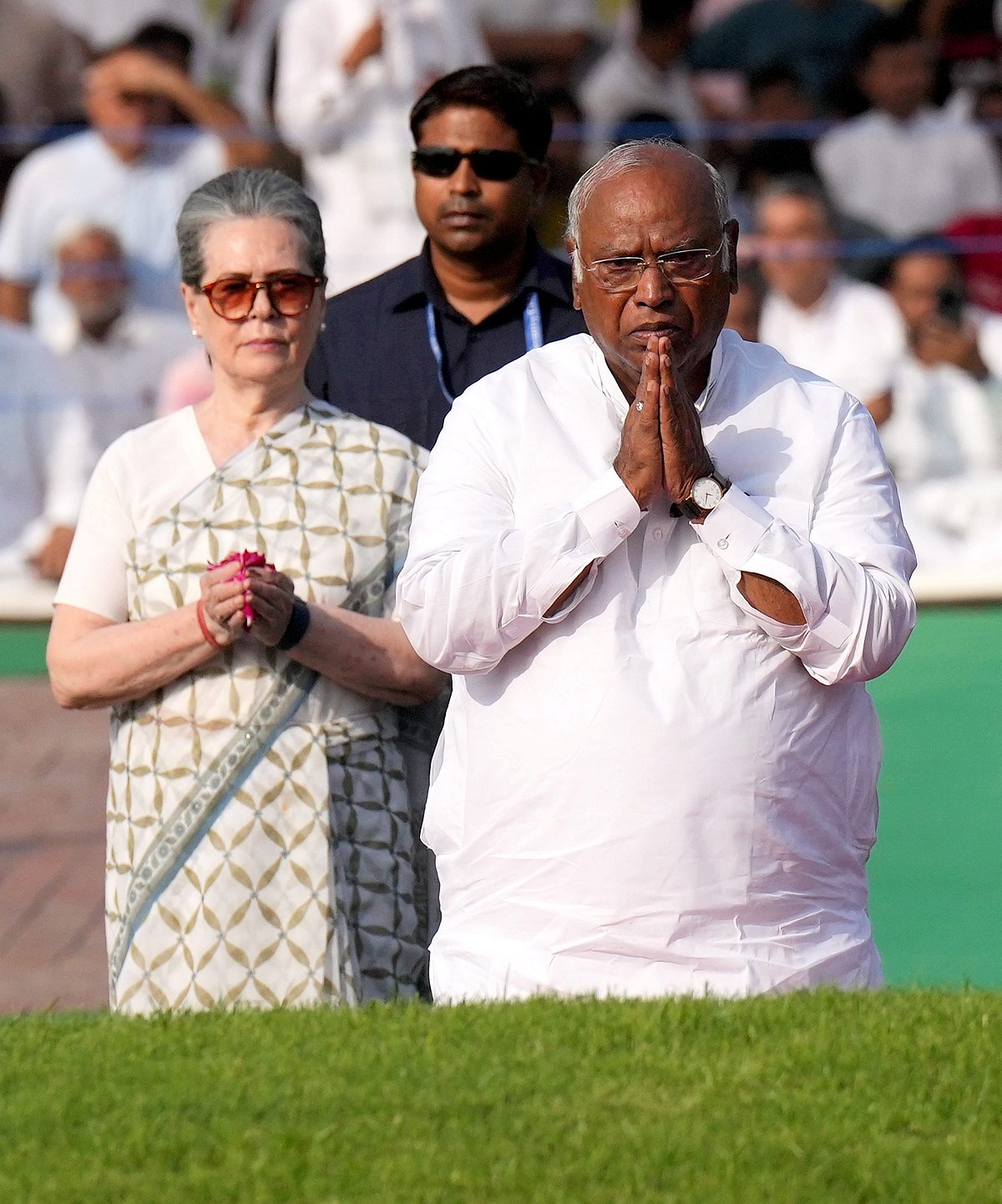 सोनिया-राहुल गांधी और खड़गे ने पूर्व PM जवाहरलाल नेहरू को दी श्रद्धांजलि, कहा- आधुनिक भारत के शिल्पकार...