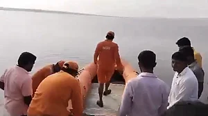 महाराष्ट्र के पुणे में नाव पलटने के बाद से बचाव अभियान जारी, लापता 6 लोगों की है तलाश