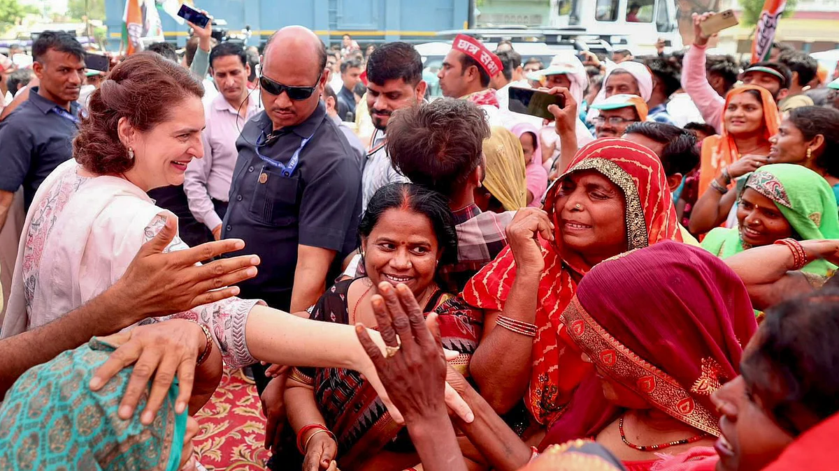 अमेठी में कांग्रेस उम्मीदवार के एल शर्मा के लिए प्रचार करतीं प्रियंका गांधी (फोटो - पीटीआई)