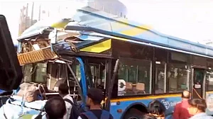 दिल्ली के नौरोजी नगर में दो DTC बसों में हुई भीषण टक्कर, सामने आया वीडियो, देखें
