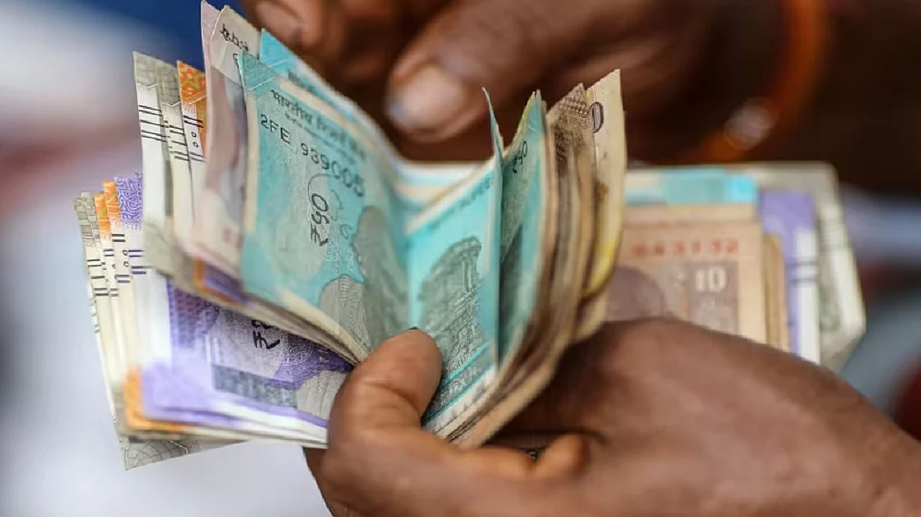 भारतीय परिवारों की शुद्ध बचत 3 साल में 9 लाख करोड़ रुपये घटी