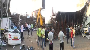 मुंबई के घाटकोपर इलाके में होर्डिंग गिरने से अब तक 14 लोगों की मौत, 74 घायल, अवैध तरीके से लगी थी होर्डिंग