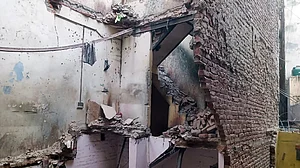 महाराष्ट्र: ठाणे में 'खतरनाक' इमारत का एक हिस्सा गिरा; छह लोगों को सुरक्षित बचाया गया