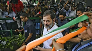राहुल गांधी के जन्मदिन के अवसर पर यूथ कांग्रेस ने बांटे कूलर, गिफ्ट लेने भारी संख्या में पहुंची महिलाएं