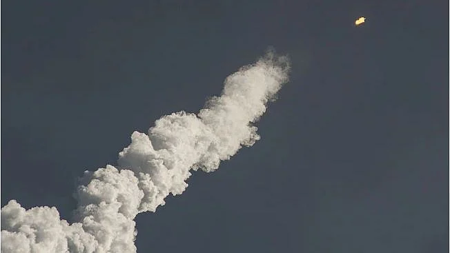 हिजबुल्लाह ने इजराइल में दागे दर्जनों रॉकेट