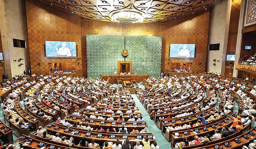 सियासी अफवाहों के बीच राजनीति की नीति शून्यता पर कम होती बेचैनी