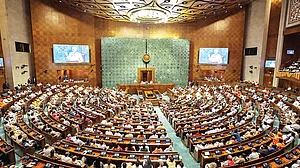 बीजेपी और कांग्रेस ने अपने लोकसभा सांसदों को तीन लाइन का व्हिप जारी किया, 13-14 दिसंबर को मौजूद रहने को कहा