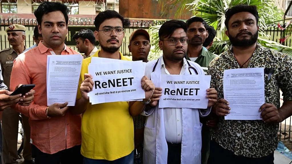 नीट ने छात्रों के जीवन से किया खिलवाड़ और सरकार झाड़ती रही पल्ला!