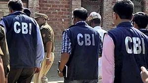 नीट पेपर लीक मामले में गुजरात में CBI की बड़ी कार्रवाई, पंचमहल के स्कूल चेयरमैन को हिरासत में लिया