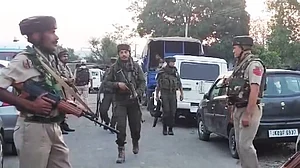 जम्मू में दो मुठभेड़ों में एक आतंकवादी ढेर, CRPF जवान शहीद, छह घायल
