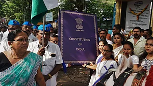 मतदाताओं ने अधिनायकवाद की दीवार को धक्का दे दिया है, नागरिकों को अपने हक की रक्षा खुद करनी होगी