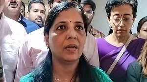इस बार सीएम आवास पर ध्वजारोहण ना होने पर छलका सुनीता केजरीवाल का दर्द, मोदी सरकार पर भी साधा निशाना
