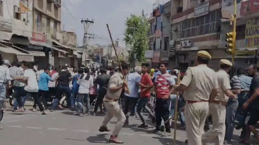 किशनगढ़ में बाइक से मांस का टुकड़ा गिरने पर बवाल, जबरन बाजार बंद कराने की कोशिश, पुलिस ने खदेड़ा