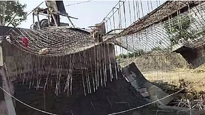 बिहार में ढहा एक और पुल, मोतिहारी में 2 करोड़ की लागत से हो रहा था निर्माण, एक हफ्ते के भीतर यह तीसरा हादसा