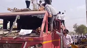 छत्तीसगढ़ के बलौदाबाजार में प्रदर्शन के दौरान हिंसा, कलेक्टर कार्यालय में तोड़फोड़, उपद्रवियों ने कई वाहन जलाए