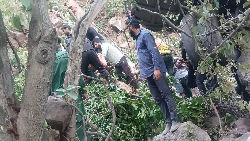 जम्मू-कश्मीर में आतंकी हमले के बाद खाई में गिरी बस, 10 लोगों की मौत, 33 यात्री घायल