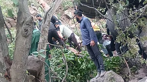 जम्मू-कश्मीर में आतंकी हमले के बाद खाई में गिरी बस, 10 लोगों की मौत, 33 यात्री घायल