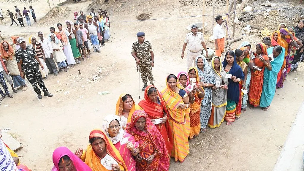 चुनाव के आखिरी चरण में बिहार के पटना में मतदाताओं की कतार (फोटो - Getty Images)
