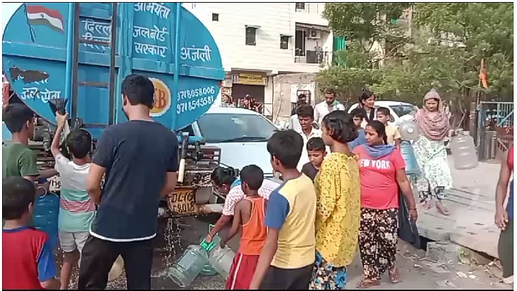 दिल्ली के न्यू अशोक नगर इलाके में भारी जल संकट, बूंद-बूंद के लिए तरस रहे लोग