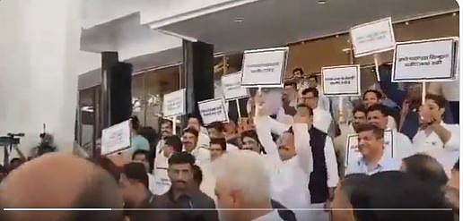 महाराष्ट्र विधानसभा सत्र के पहले दिन विपक्ष का किसानों और NEET के मुद्दे को लेकर प्रदर्शन, तख्तियां लेकर लगाए नारे