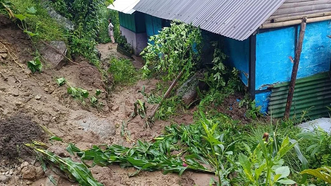 सिक्किम में बारिश-भूस्खलन के कारण 1200 से अधिक पर्यटक फंसे, 15 विदेशी नागरिक भी शामिल