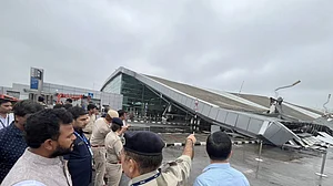 टर्मिनल 1 से सभी डिपार्चर उड़ानें निलंबित, चेक इन काउंटर भी बंद, दिल्ली एयरपोर्ट में छत गिरने से व्यवस्था हुई चौपट