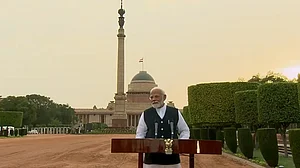 इस शीर्ष पर आप एकदम अकेले खड़े हैं मोदी जी