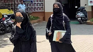 कोलकाता: हिजाब नहीं पहनने के अनुरोध के कारण शिक्षिका ने कॉलेज जाना बंद किया, दिया इस्तीफा, मचा बवाल