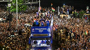 विश्व विजेताओं का मुंबई में जोरदार स्वागत, टीम इंडिया के सम्मान में उमड़ा जनसैलाब