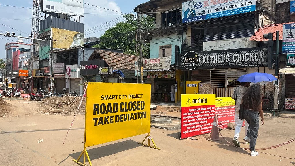 केरल के एक शहर में स्मार्ट सिटी मिशन के लिए की गई खुदाई (फोटो : Getty Images)