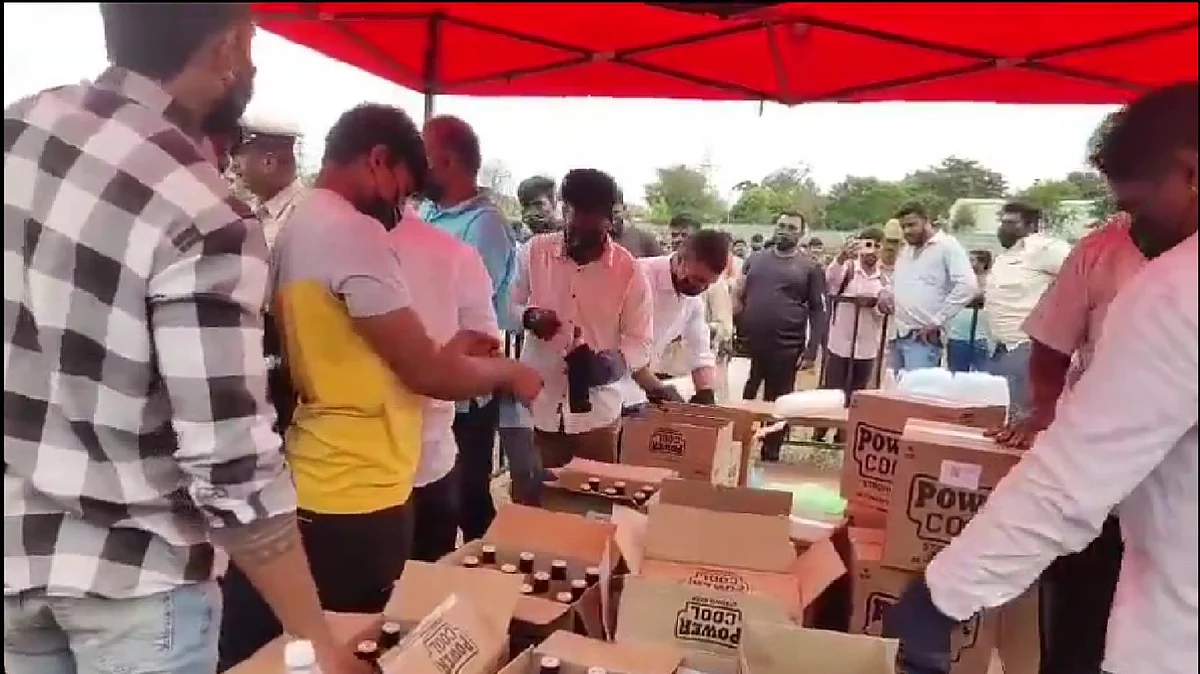 सांसद की जीत के जश्न में बांटी गई शराब