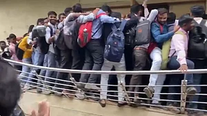 नौकरी के लिए धक्के खाती युवाओं की भीड़ ने खोली गुजरात मॉडल की पोल, वीडियो में देखें ‘अमृतकाल’ की हकीकत