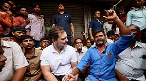 राहुल गांधी दिल्ली में दिहाड़ी मजदूरों से मिले, साथ बैठकर जानी उनकी समस्याएं
