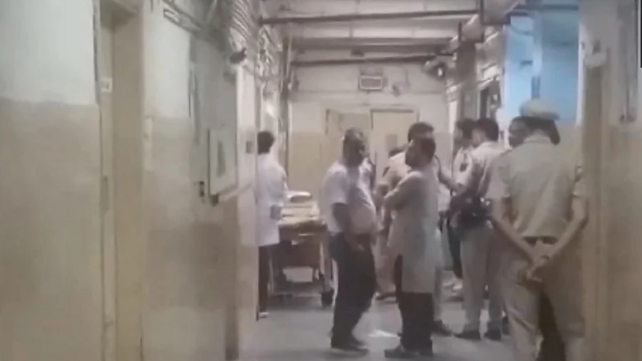 दिल्ली में जीटीबी अस्पताल के वार्ड में भर्ती मरीज की गोली मारकर हत्या, आरोपी फरार