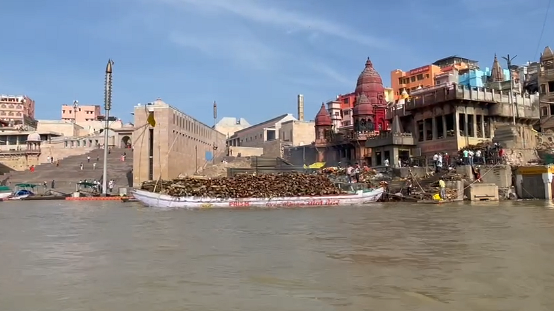 वाराणसी में लगातार बढ़ रहा है गंगा का जलस्तर