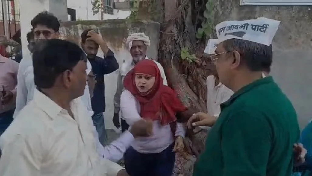 अलीगढ़ में AAP की महिला कार्यकर्ता ने की पार्टी पदाधिकारी की पिटाई, शोषण का लगाया आरोप
