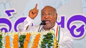 गोंडा में हुई ट्रेन दुर्घटना की मोदी सरकार को लेनी होगी जिम्मेदारी, खड़गे ने लगातार हादसों पर केंद्र को घेरा