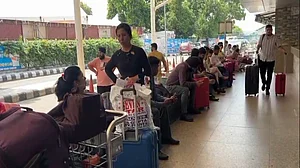 माइक्रोसॉफ्ट सर्वर में गड़बड़ी से कई एयरपोर्ट पर उड़ानें ठप, अव्यवस्था से मची अफरातफरी, यात्री हुए परेशान