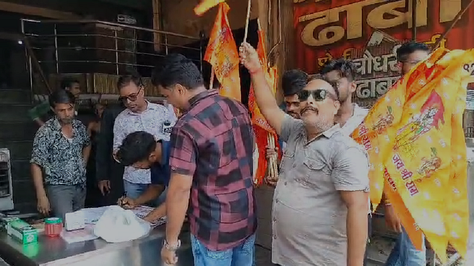 अलीगढ़ में सुप्रीम कोर्ट के आदेश की उड़ाई गई धज्जियां, हिंदू संगठनों ने दुकानों पर लगाई नेमप्लेट