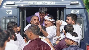 मध्य प्रदेश: घोटालों के खिलाफ युवा कांग्रेस का विरोध प्रदर्शन; पुलिस ने आंसू गैस के गोले दागे