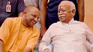 योगी पर बीजेपी-संघ में खिंची तलवारें!