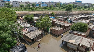 दिल्ली पर बाढ़ का खतरा! बवाना में मुनक नहर के बांध की दीवार टूटी, आसपास के इलाकों में घुसा पानी